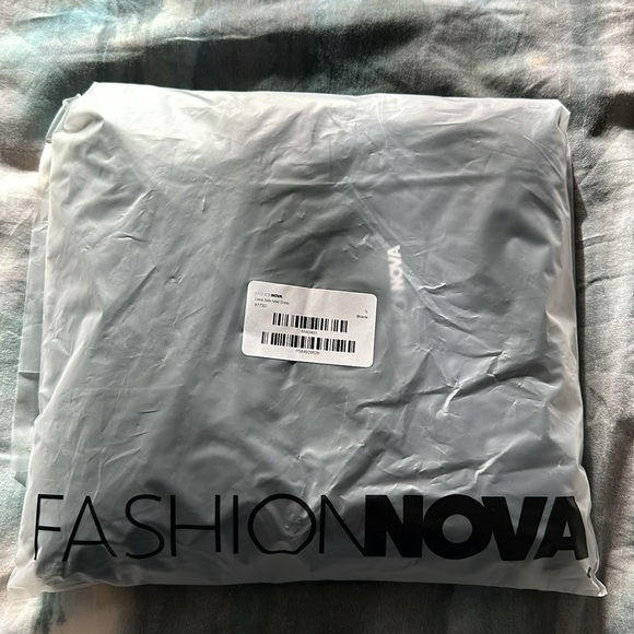 🌟 Fashion Nova Liana Satin Maxi Dress - Black - NWT 🌟 - Picture 4 of 5